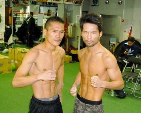 計量を一発クリアした山本隆寛（右）とマーク・ジョン・ヤップ（撮影・荒木司）