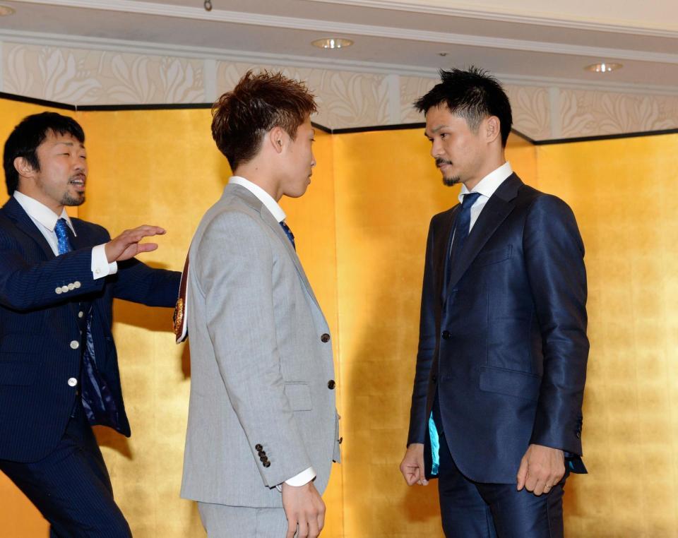 　にらみ合う井上尚弥（左）と河野公平。左端は仲裁に入る八重樫東