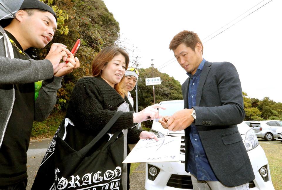 　阪神ファンに快くサインする長谷川穂積