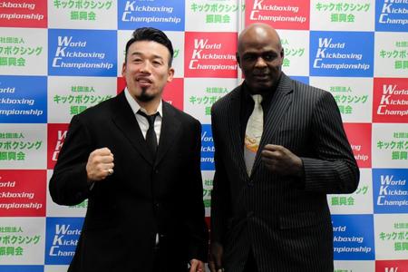 キックボクシング振興会の設立会見に出席した武蔵氏（左）、アーネスト・ホースト氏