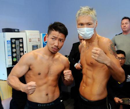 　計量をパスした王者・細川（左）と大石＝大阪市内