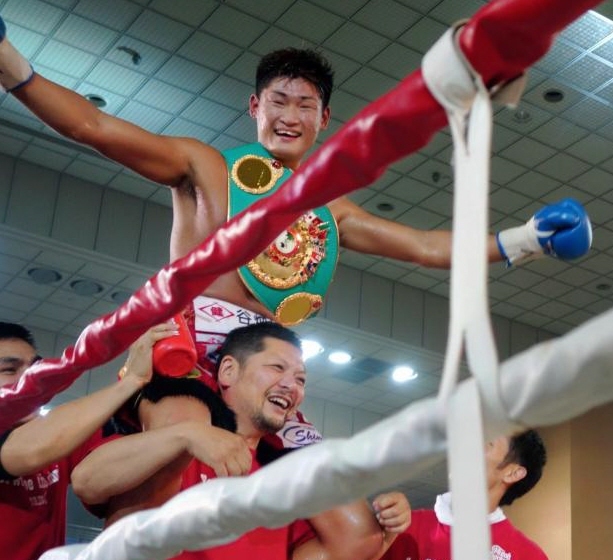 　王座を奪取して枝川会長（下）に肩車されて喜ぶ太尊康輝＝住吉スポーツセンター