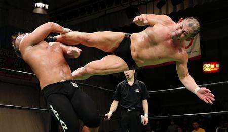 　マサ北宮（左）にドロップキックを見舞う鈴木