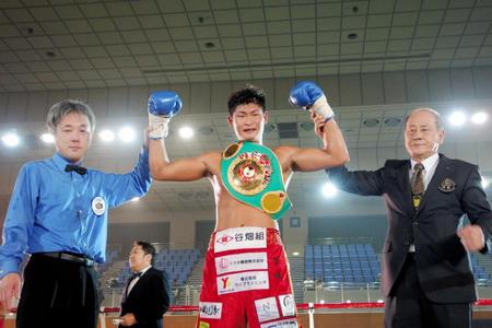 　王座を奪取した太尊康輝（中）