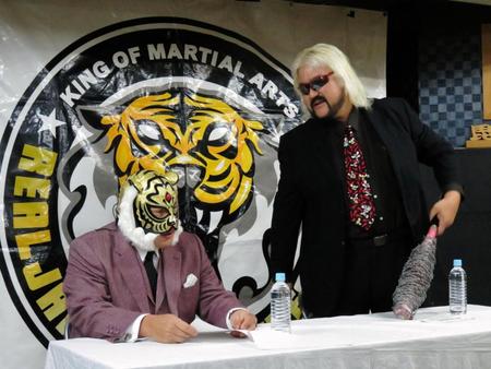 　初代タイガーマスク（左）の会見に、有刺鉄線バット持って割り込んだ雷神矢口