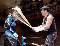 ブラックタイガーⅦ（左）を攻める大仁田厚