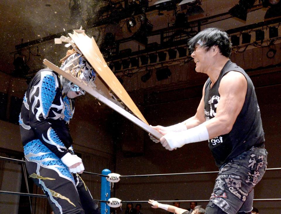 ブラックタイガーⅦ（左）を攻める大仁田厚