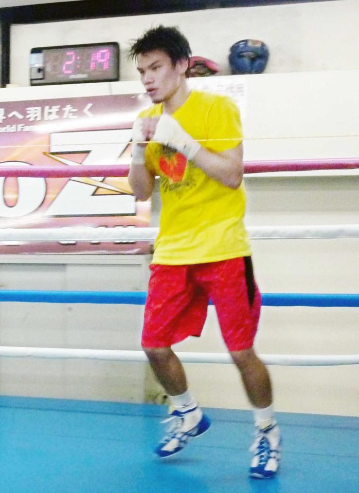 　シャドーボクシングで汗を流す大森将平