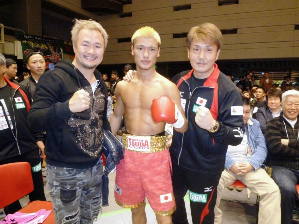 デビュー戦を１回ＫＯ勝利で飾った木村テミン（中央）、左が徳山昌守氏、右が本石昌也会長