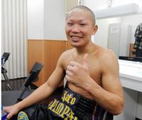 判定勝ちに微妙な笑顔の加藤善孝