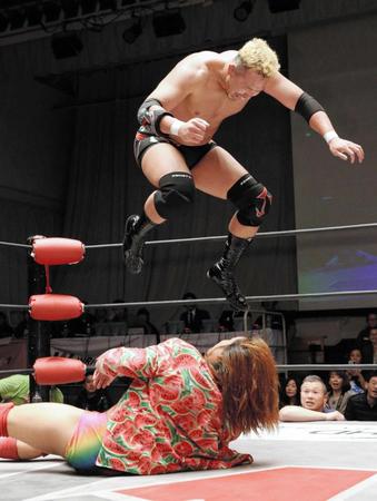 　イケメン（下）にジャイアントニードロップを見舞う河野