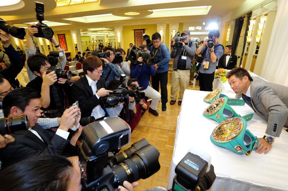 　大勢の報道陣を前にポーズを決める長谷川穂積（右）＝撮影・高部洋祐