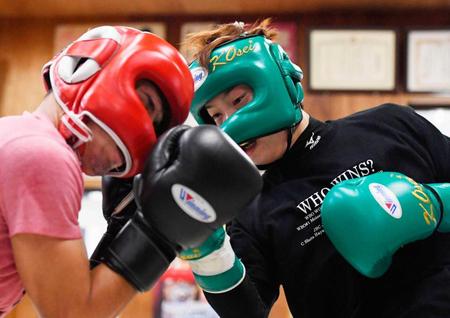 　練習を公開した田中恒成（右）