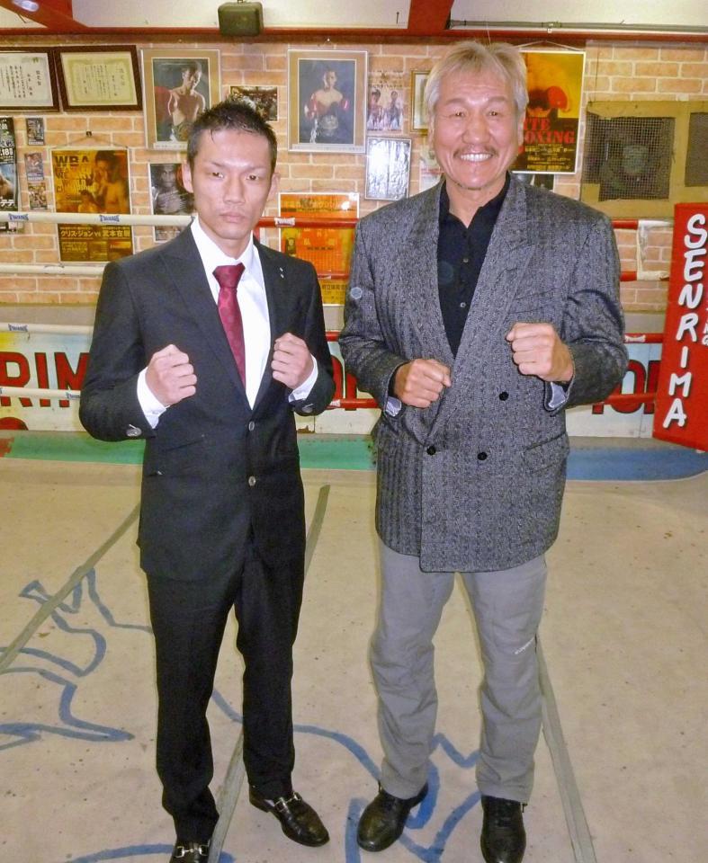 　指名挑戦者決定戦を発表した帝里木下（左）と千里馬会長