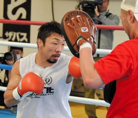 　公開練習でミット打ちをする八重樫東