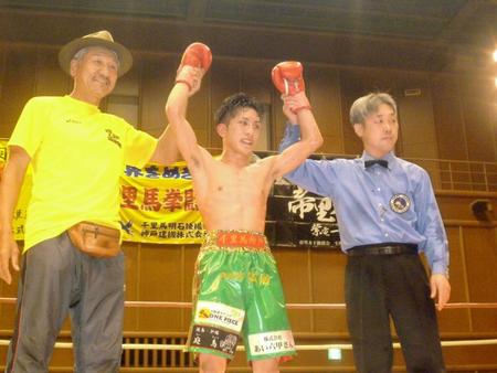 メインで勝利した平井亮輝（中央）。左は千里馬啓徳会長