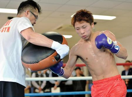 上半身裸になり、トレーニングする井上尚弥（左）＝横浜市神奈川区の大橋ジム（撮影・西岡正）