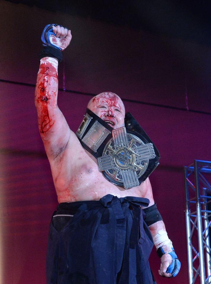 　ベルトを奪取したアブドーラ・小林