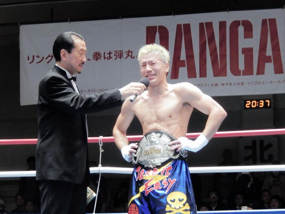 勝利者インタビューで涙を流す土屋修平