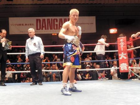 　３回ＫＯ勝ちで新王者となった土屋修平