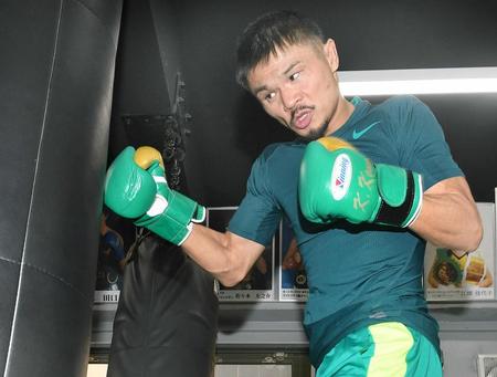 　井上尚弥との世界戦を控え、黙々とサンドバッグを打ち込む河野公平