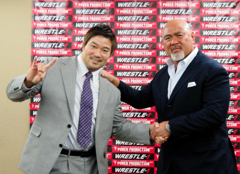 　笑顔で握手を交わすＫＡＩ（左）と武藤敬司