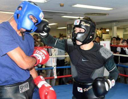 　スパーリングで順調な仕上がりを見せる村田諒太（右）
