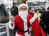 サンタクロース姿で公開練習に登場した小国