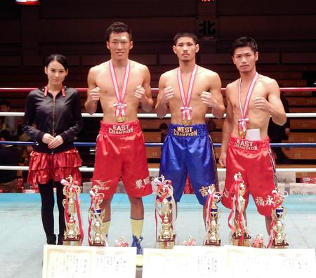 （右から）技能賞の福永亮次、最優秀選手賞の吉開右京、敢闘賞の粟田祐之