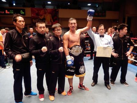 ８回ＴＫＯ勝ちで日本ミドル級暫定王座を獲得した胡