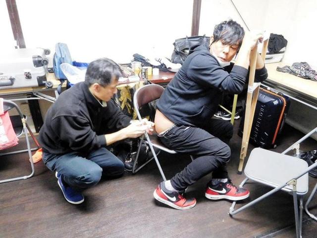 【写真】腰骨折の大仁田　試合前に主治医から痛み止めの注射を打たれる