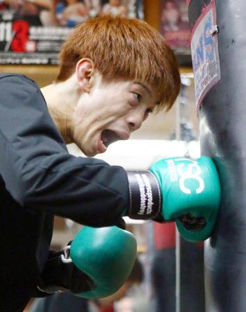 　気迫の表情でサンドバッグを打ち込む田中恒成