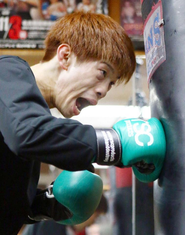 　気迫の表情でサンドバッグを打ち込む田中恒成