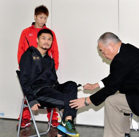 　井上尚弥（上）が見守る前で予備検診を受ける河野公平