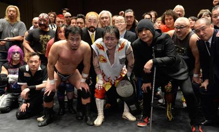 　金村キンタロー（中央）の引退興行に集まった大仁田厚（中央右）ら選手たち