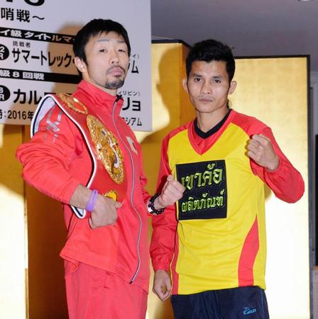 調印式を終えファイティングポーズを決める八重樫東（左）とサマートレック・ゴーキャットジム＝東京・グランドパレス（撮影・開出牧）