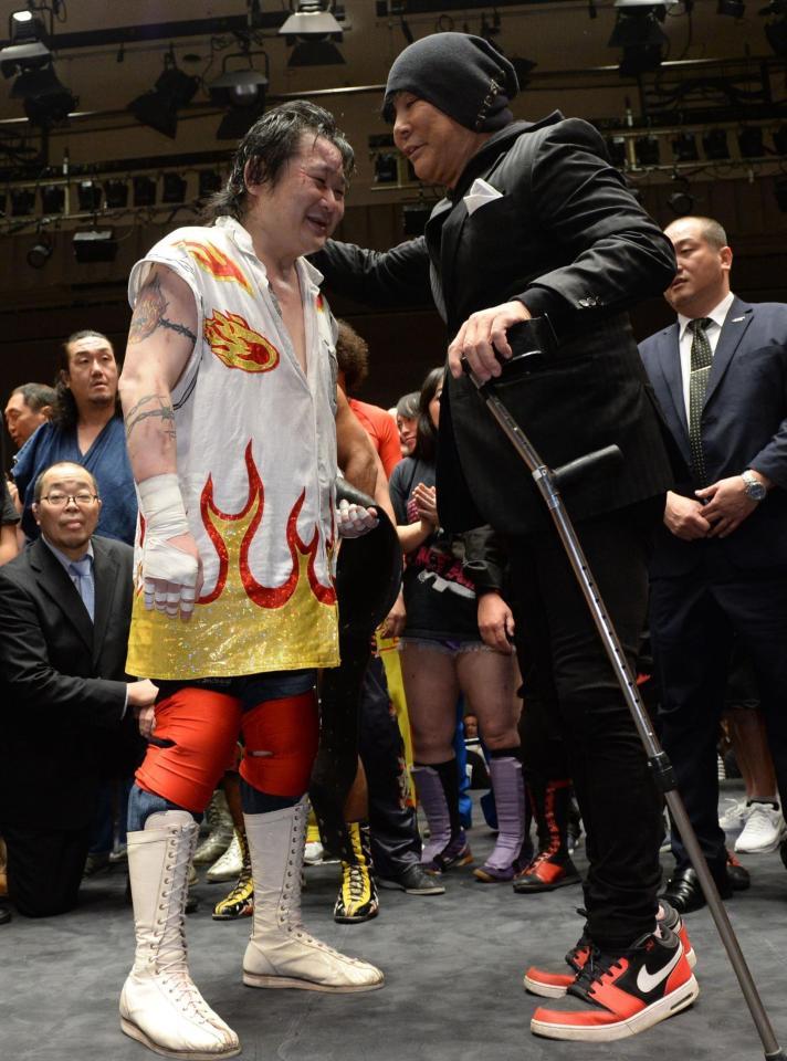 大仁田厚（右）からねぎらいを受ける金村キンタロー