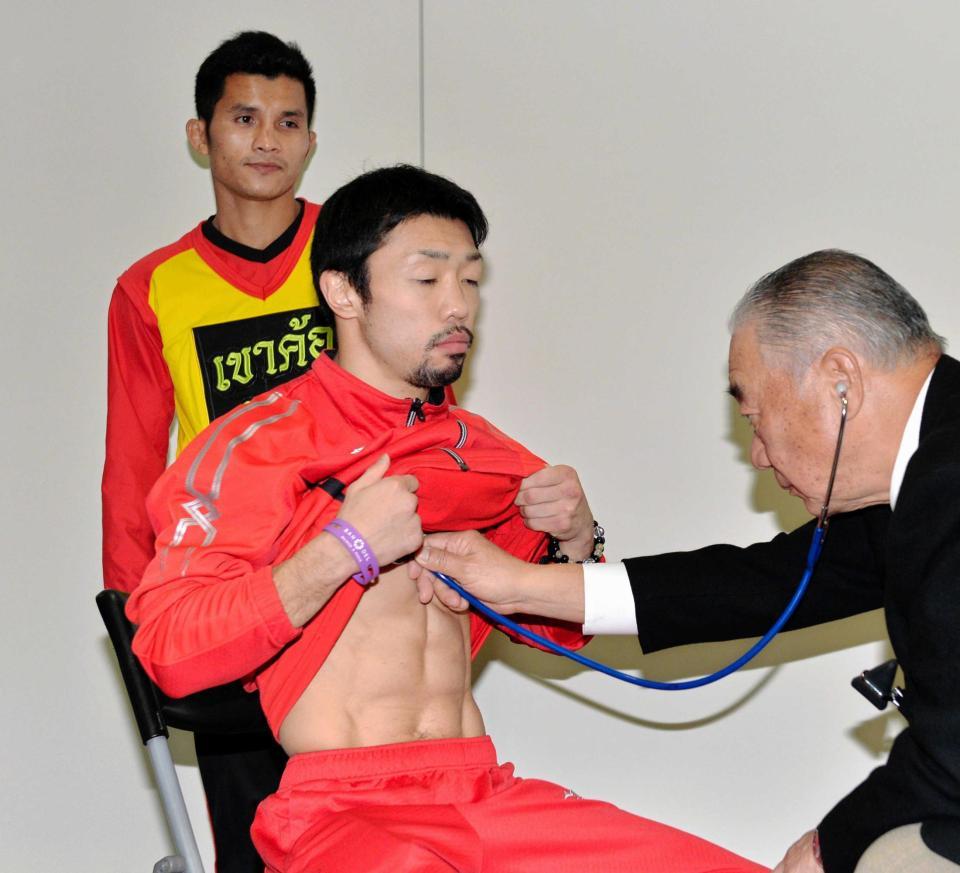 　サマートレック・ゴーキャットジム（後）が見つめる前で予備検診を受ける八重樫東