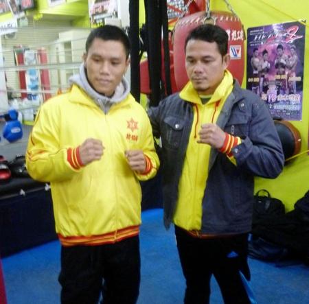 練習を公開したスタンプ・キャットニワット（左）とデンカオセーン氏