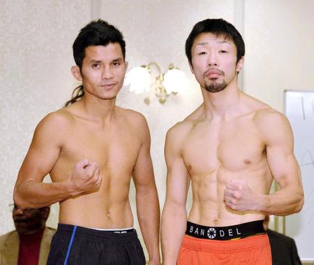 ゴーキャットジム（左）とポーズを決める八重樫東