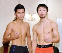 ゴーキャットジム（左）とポーズを決める八重樫東