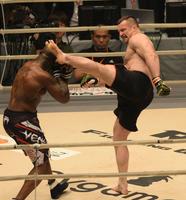 キング・モー（左）にキックを見舞うミルコ・クロコップ＝さいたまスーパーアリーナ