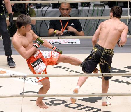 　ニキータ・サブン（右）にキックを見舞う那須川天心