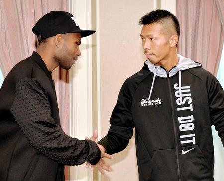 　調印式の後、コラレス（左）をにらみながら握手を交わす内山高志