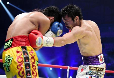 １２回、サマートレック（左）に強烈なボディーを見舞う八重樫東＝有明コロシアム（撮影・棚橋慶太）