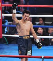 ＫＯ勝利に拳を挙げる村田諒太＝有明コロシアム（撮影・出月俊成）