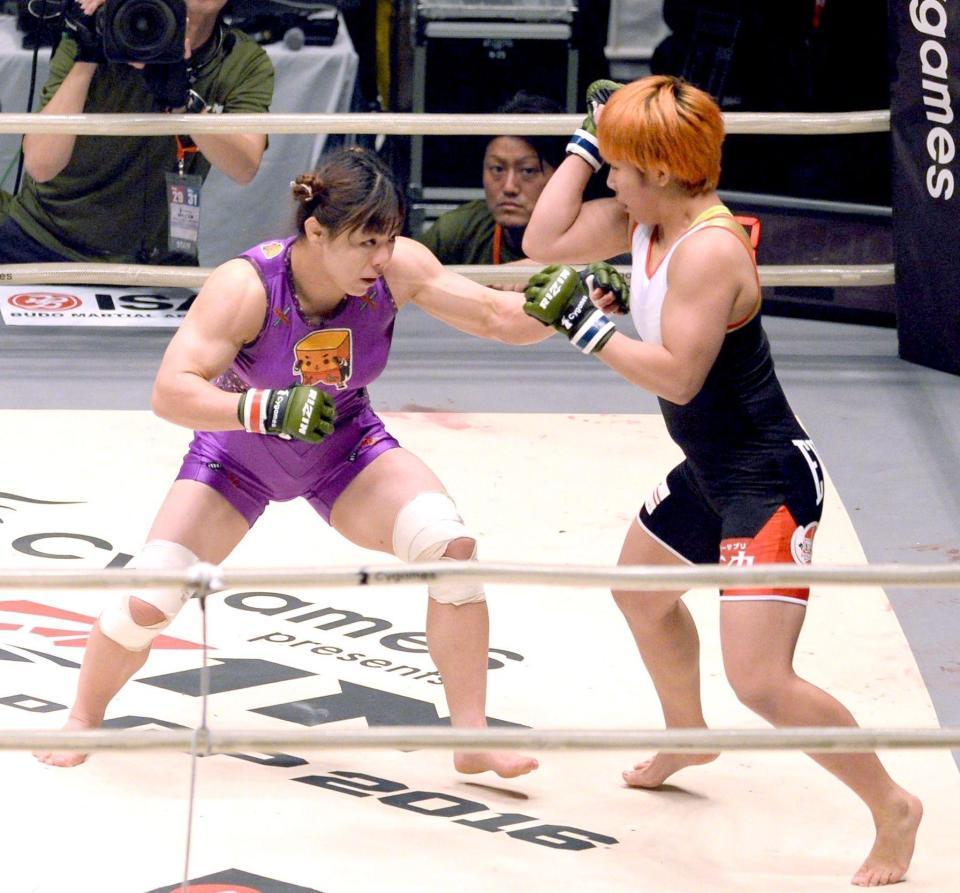 　村田夏南子（右）を攻める中井りん