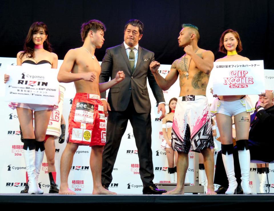 計量をクリアしてにらみ合う那須川（左）とオリージョ