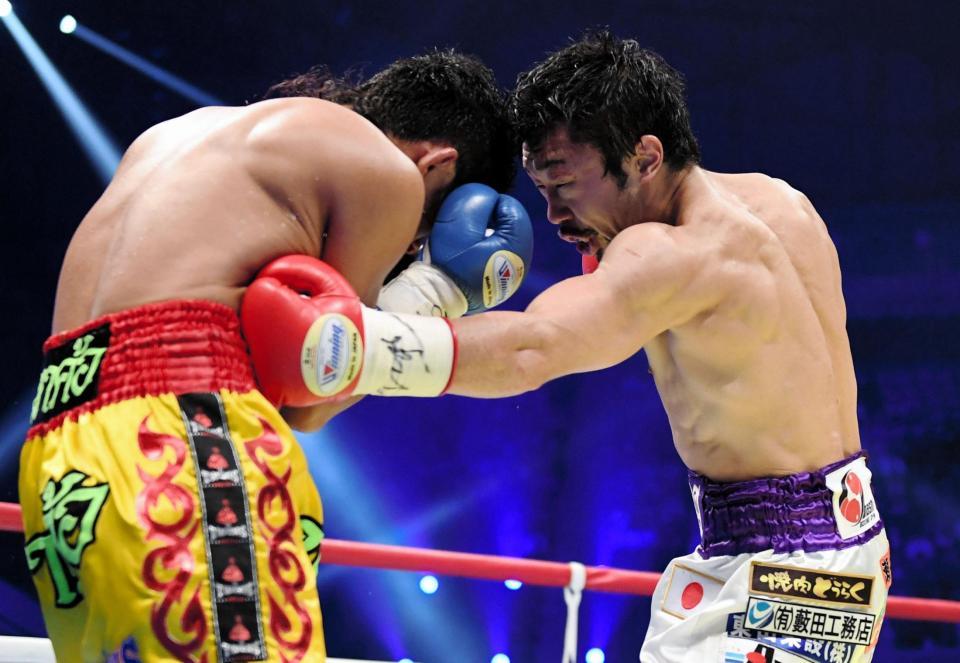 １２回、サマートレック（左）に強烈なボディーを見舞う八重樫東＝有明コロシアム（撮影・棚橋慶太）