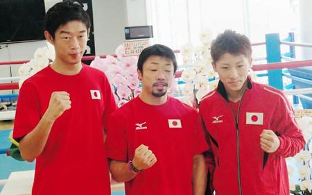 　激戦から一夜明け、会見した（右から）井上尚弥、八重樫東、清水聡　